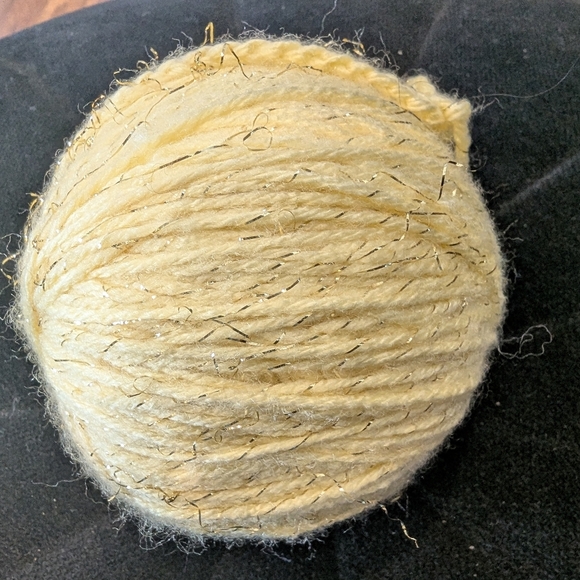 Yarn soft yellow with gold threads, 143 g. Vintage quality yarn - Picture 4 of 6